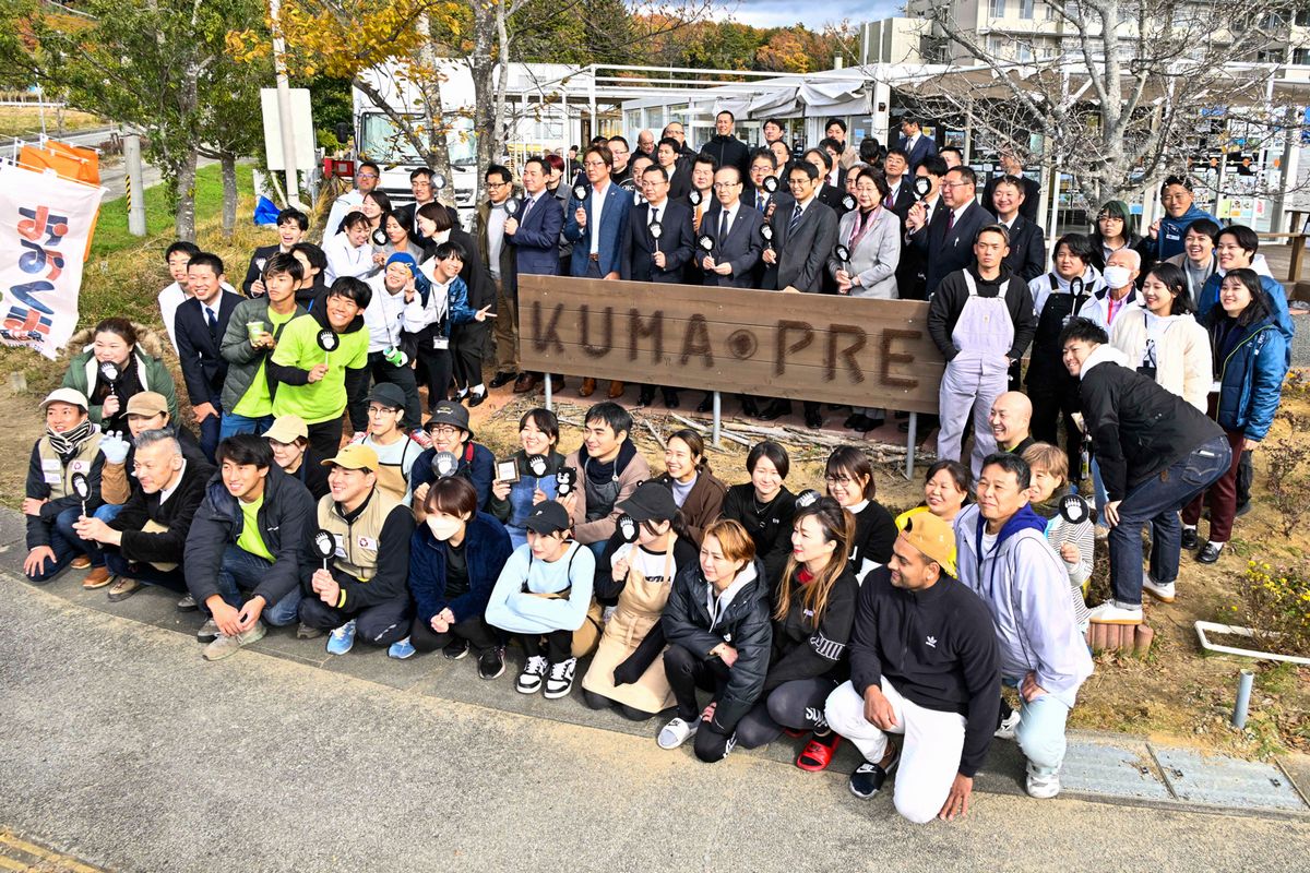 集合写真に収まる関係者ら