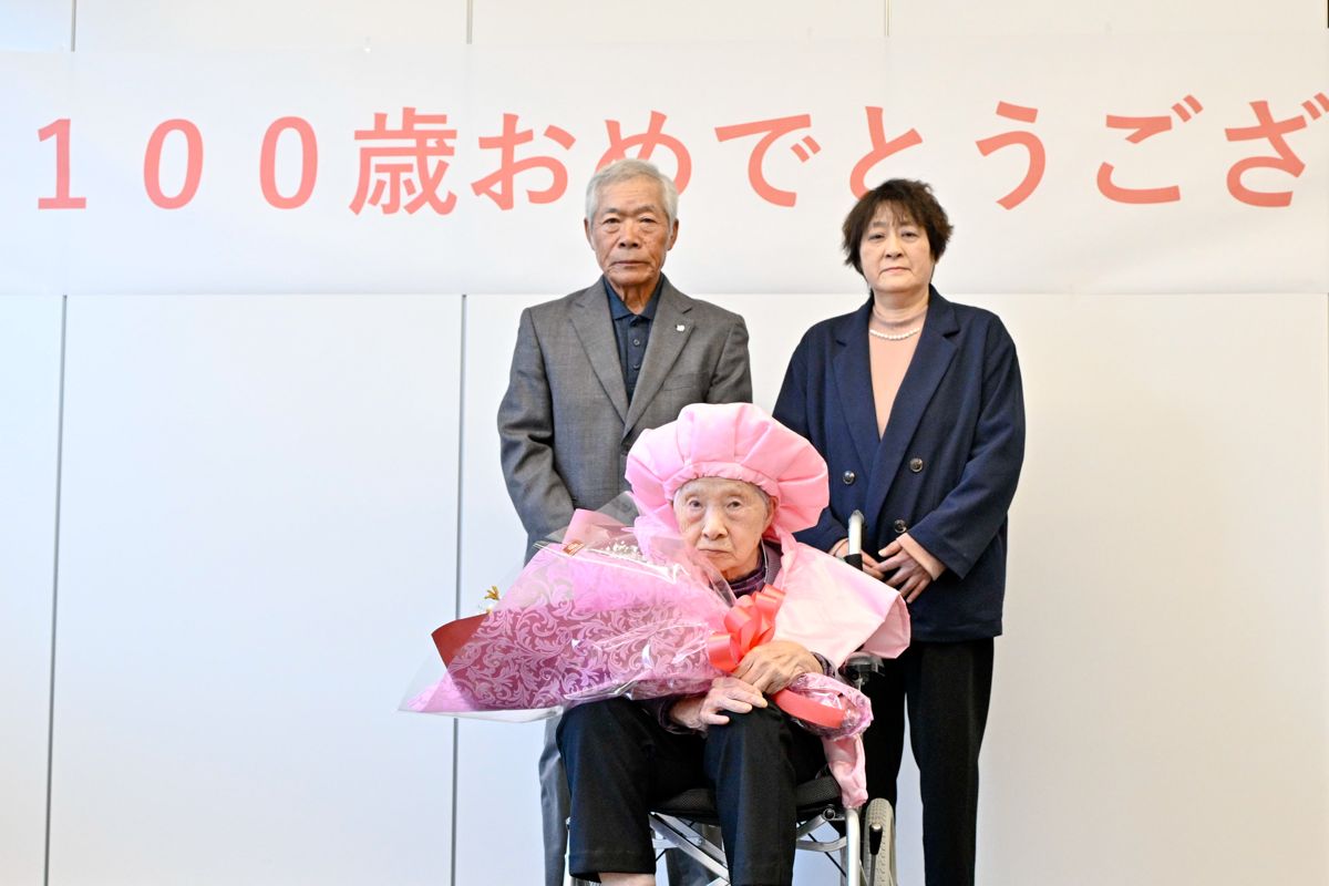 記念写真に収まる加藤さんご家族