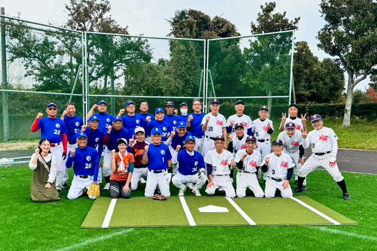 集合写真に収まる両チームの選手ら