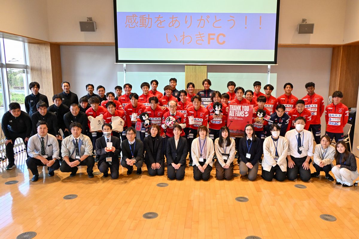 集合写真に収まる選手と町職員ら