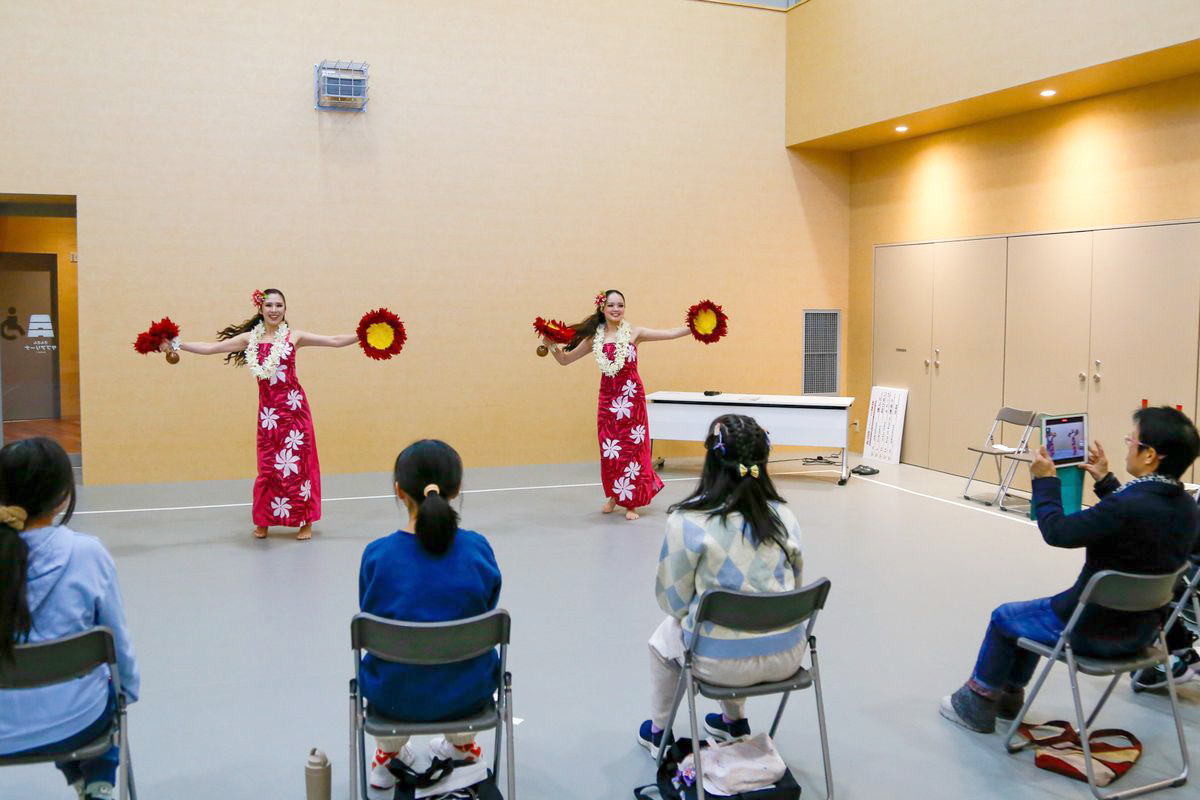 児童らにダンスを披露するフラガール