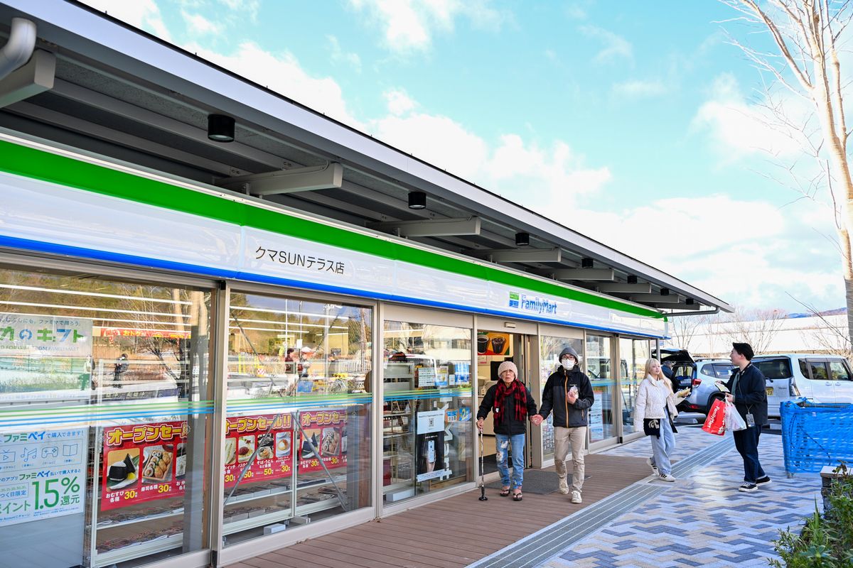 駅西にオープンしたファミリーマート店舗