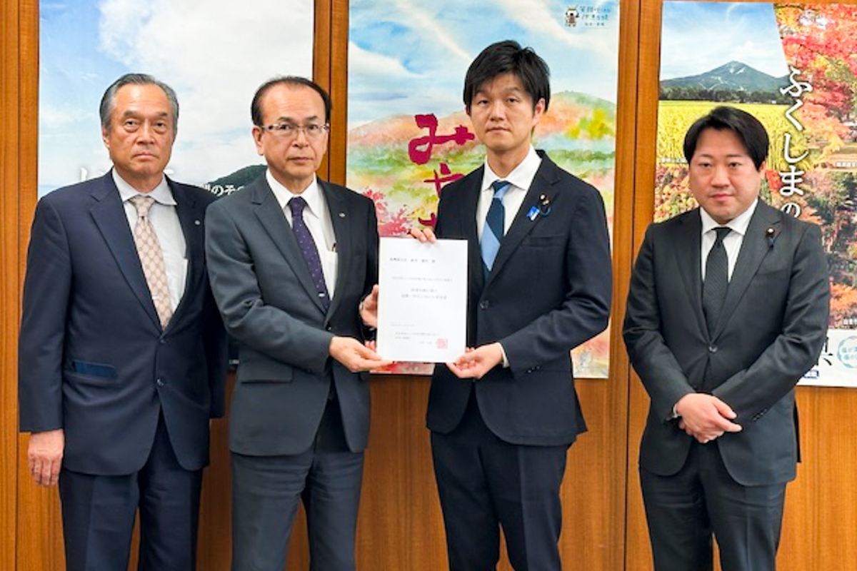 鈴木復興副大臣(右から2人目)への要望書手交