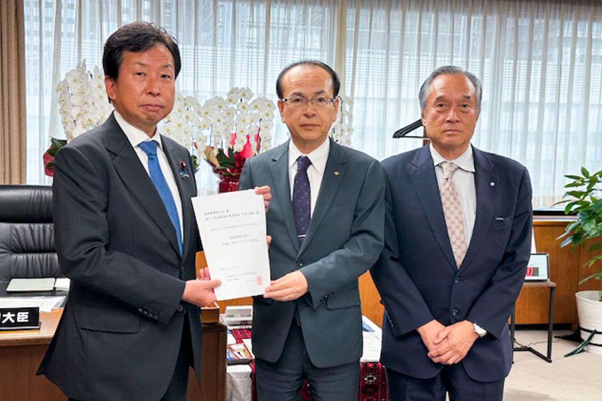 大串経産副大臣（左）への要望書手交