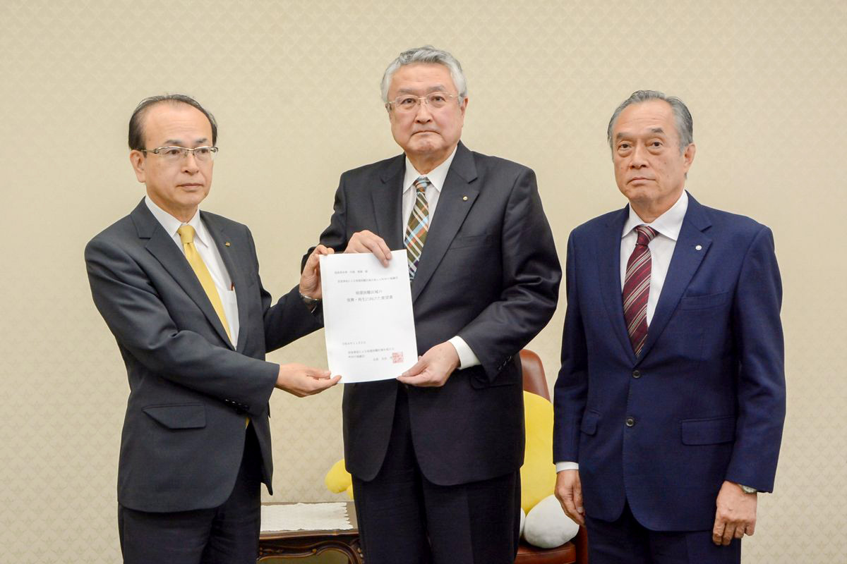 鈴木副知事（中央）に要望書を手渡す吉田町長