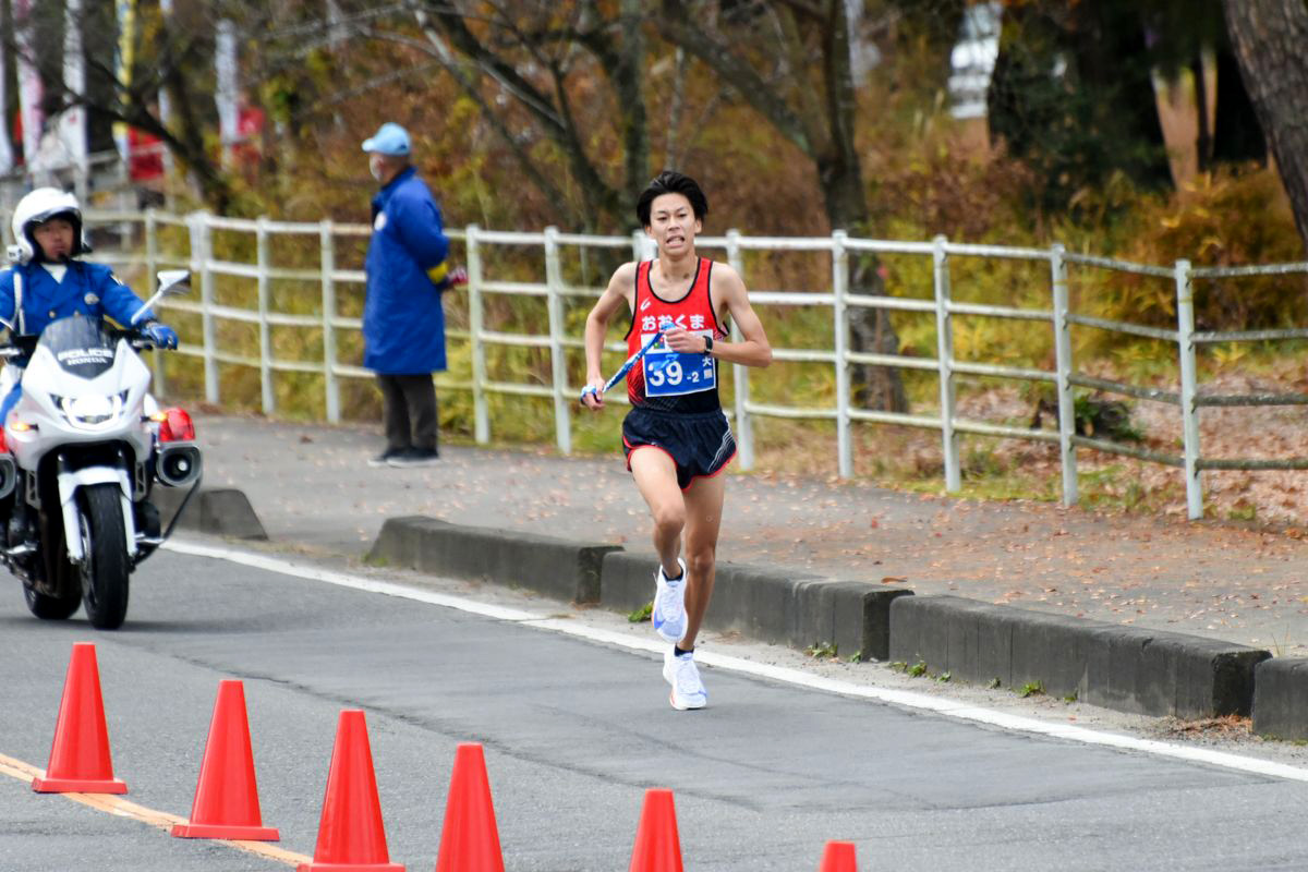 第2区（サンフレッシュ白河・大沼体育館前から泉崎さつき公園前）8.2kmを走る柳田（文）選手。