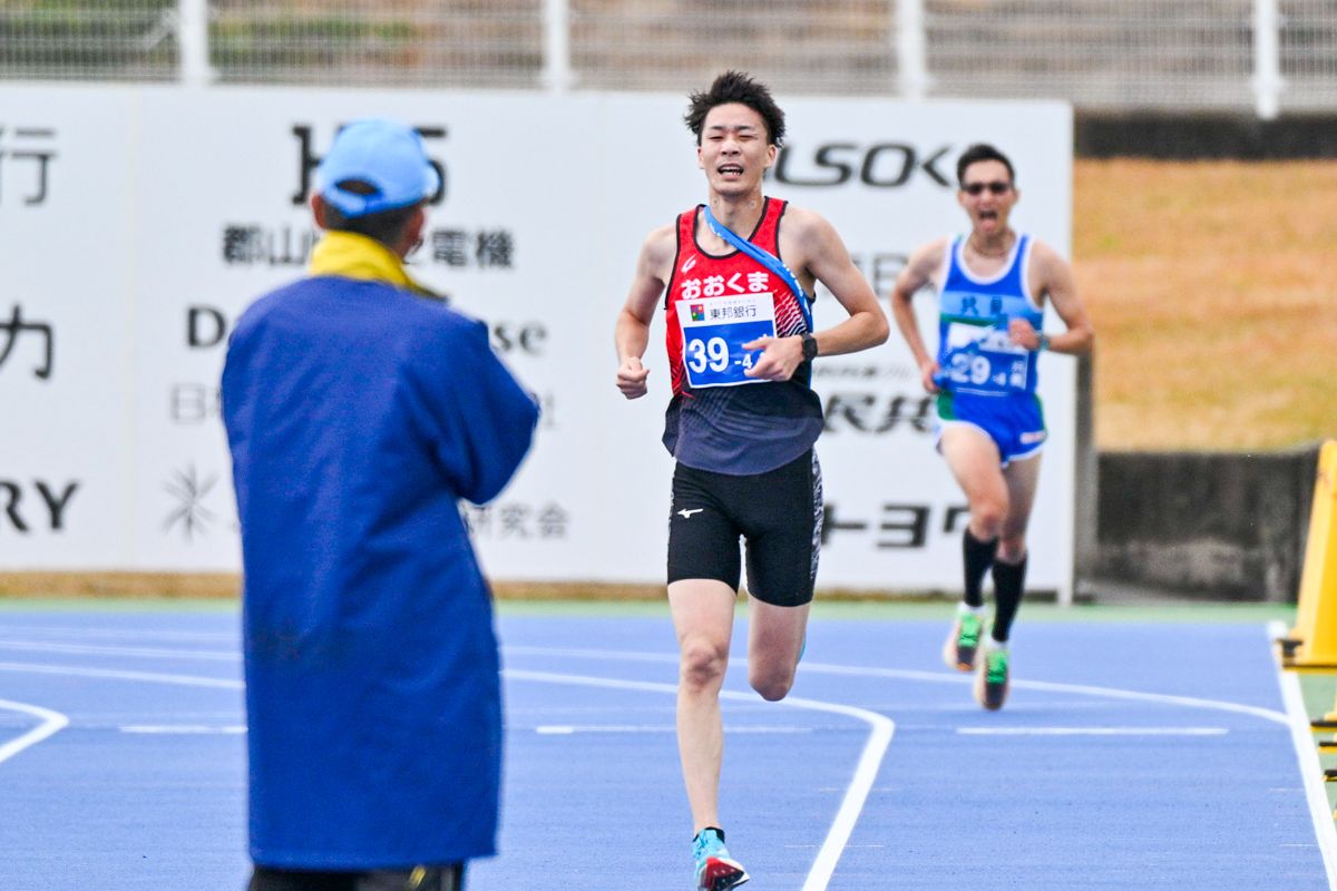 第4区（矢吹町役場内から鏡石町・鳥見山陸上競技場内）7.3kmを走る柳田（学）選手。