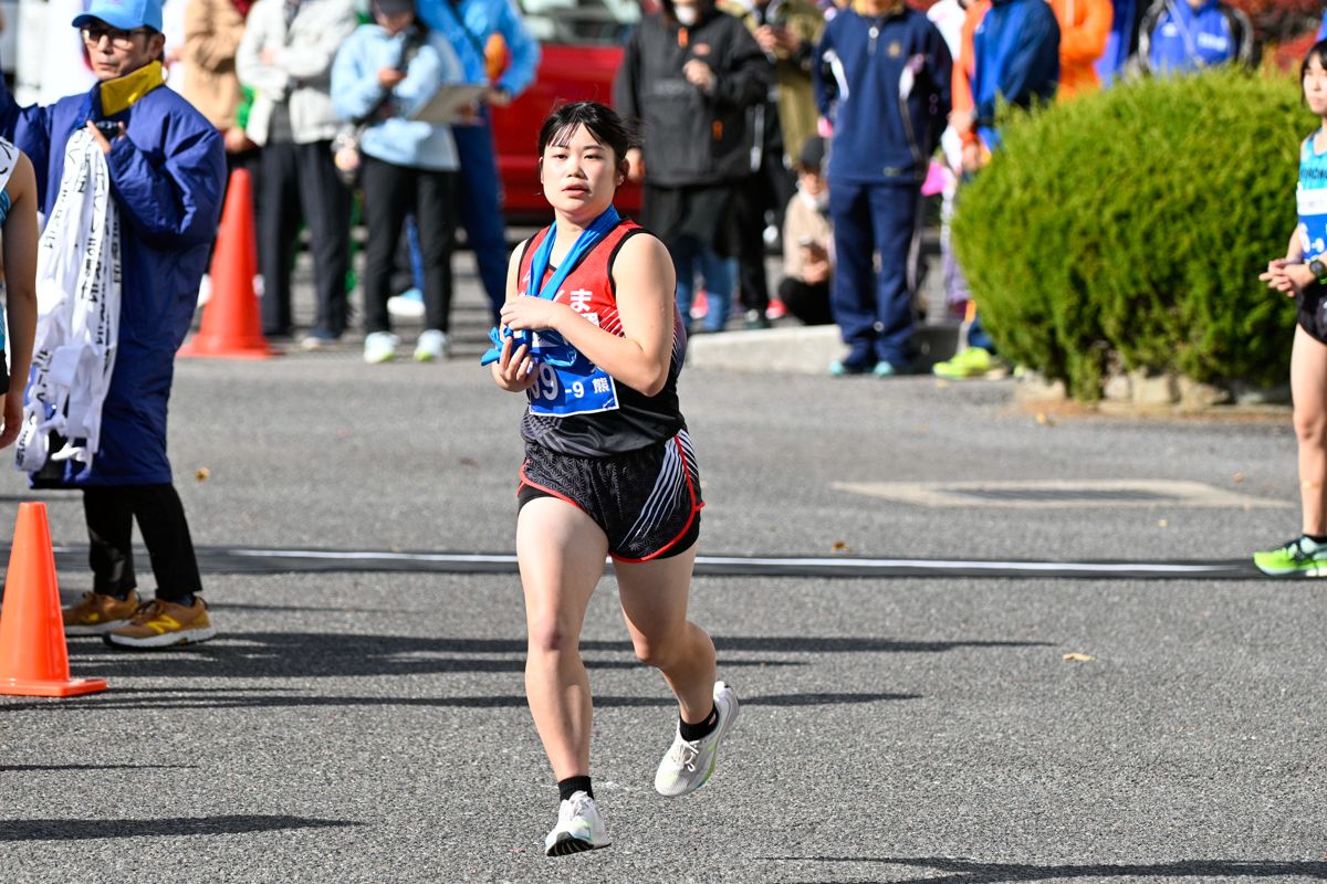 第9区（郡山北工業高校内から平成記念郡山こどものもり公園入口前）3.0kmを走る奥山選手。