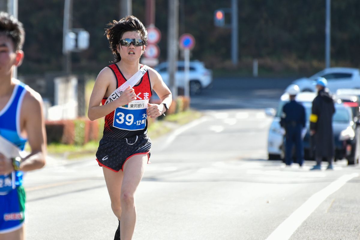 第12区（大玉村・イイジマ前から二本松市役所内）7.0kmを走る三瓶選手。