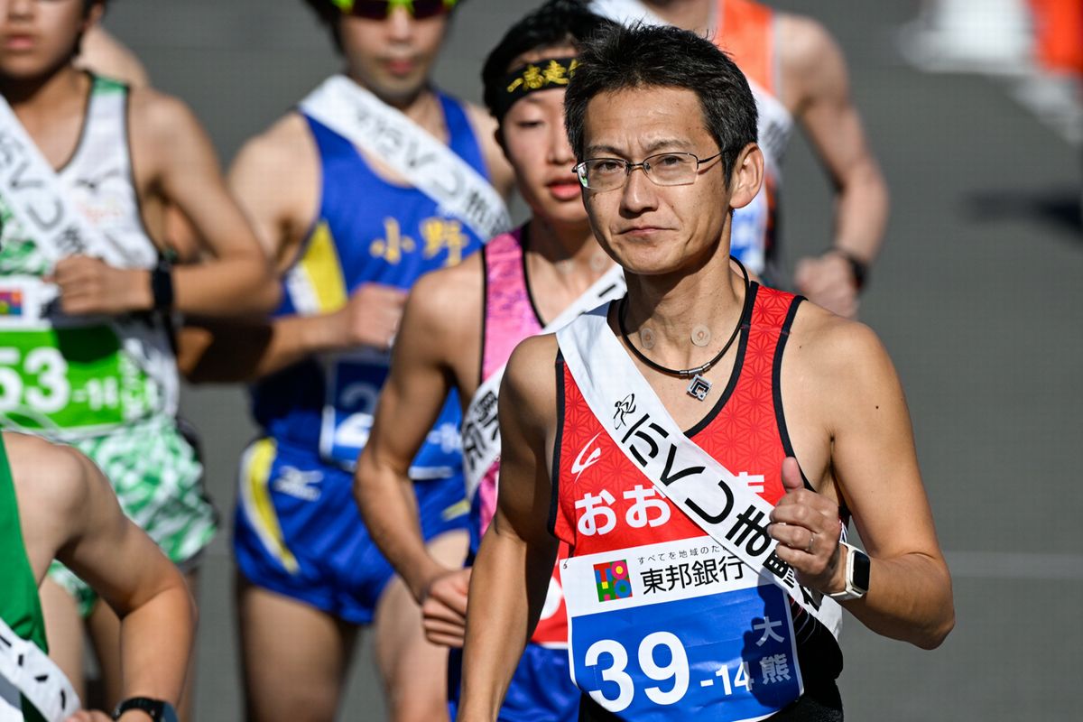 第14区（二本松市安達支所内から福島市松陵中学校前）5.7kmを走る渡辺（隆）選手。