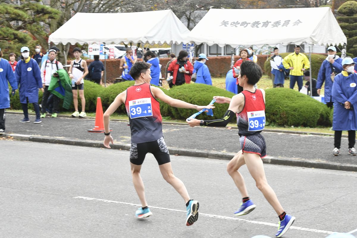 中継所では、第3区の走者から第4区の走者へタスキが渡されます。