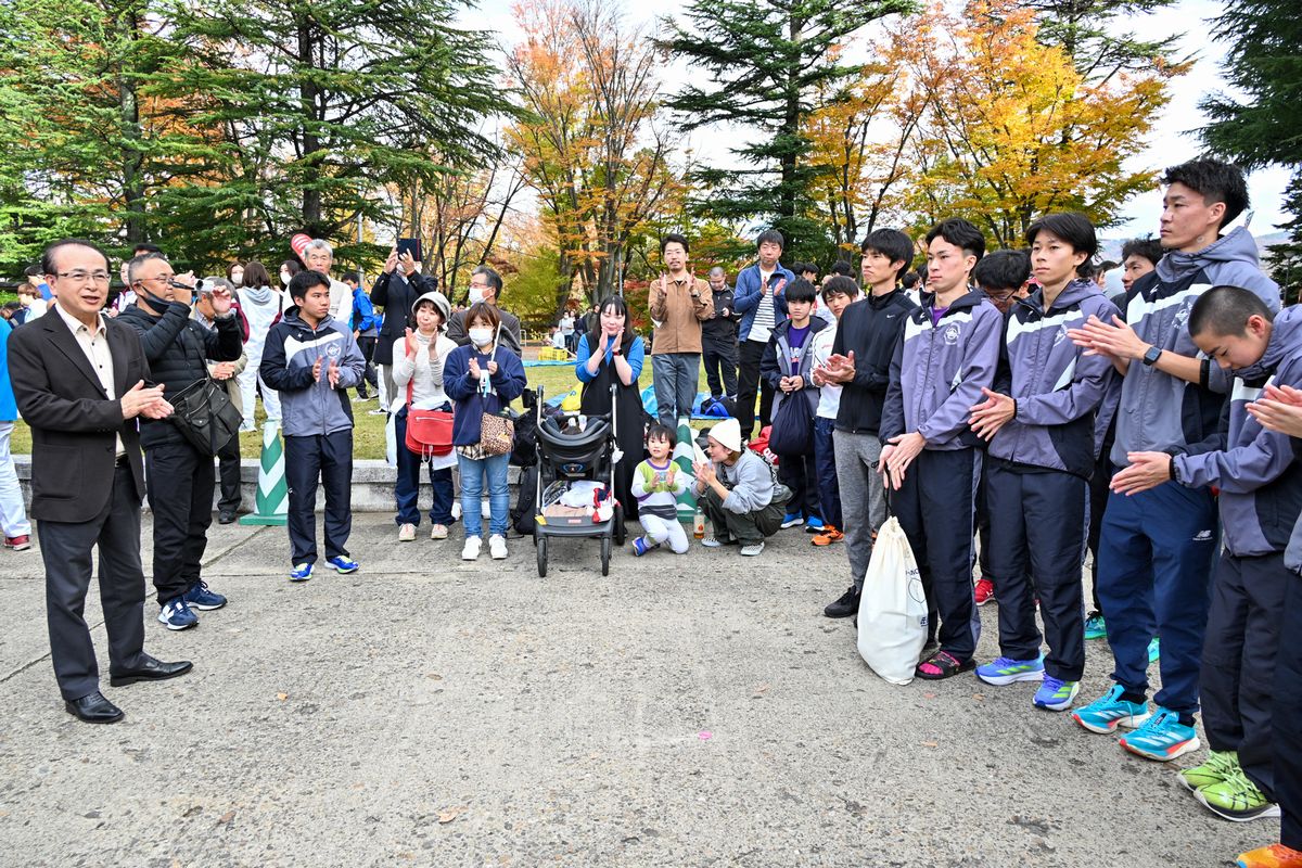 レース後、選手たちの活躍を拍手で称える町長やボランティアスタッフの皆さん。