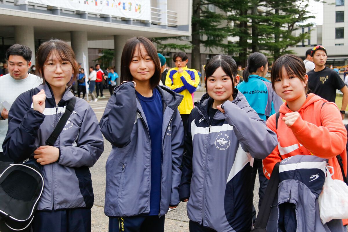 レース後、安堵の表情を見せる女子選手たち。