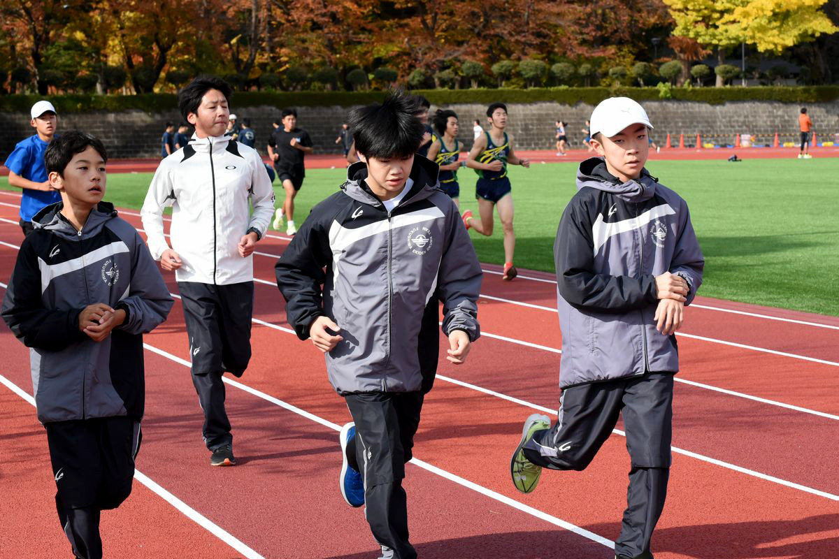 大会前日、本番前の最後の合同練習が郡山ヒロセ開成山陸上競技場のサブトラックで行われました。選手たちはそれぞれ自分に合った最終調整を行い、初出場の選手たちは緊張しながらも、練習を通じて次第に笑顔を見せました。