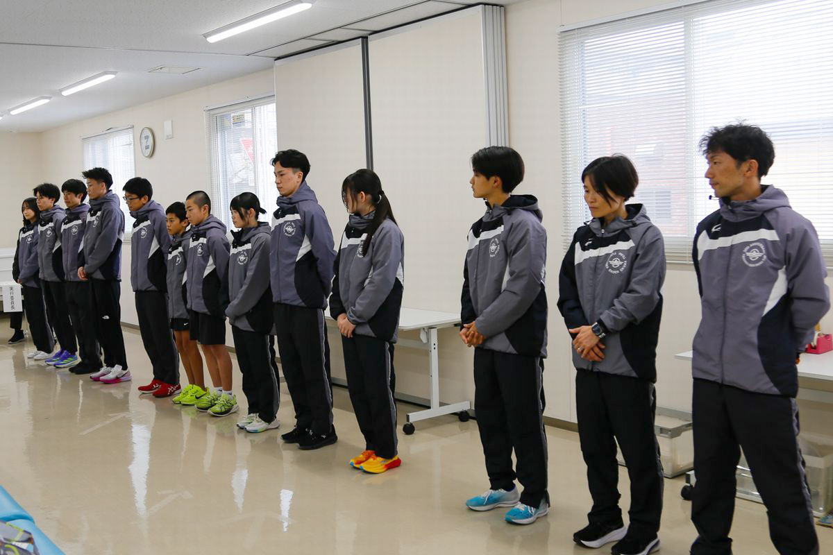 前日の結団式で、渡辺（誠）監督は選手に対して「各自、ベストを尽くして走っていただきたい。福島県庁のゴールで笑顔でお会いしましょう」と挨拶しました。出場選手が一人ずつ抱負を述べ、アンカーの森選手は「これまで繋いできたタスキと皆さんの思いを背負って、自分の中で後悔のない走りを最後までしていきたい」と意気込みを語りました。