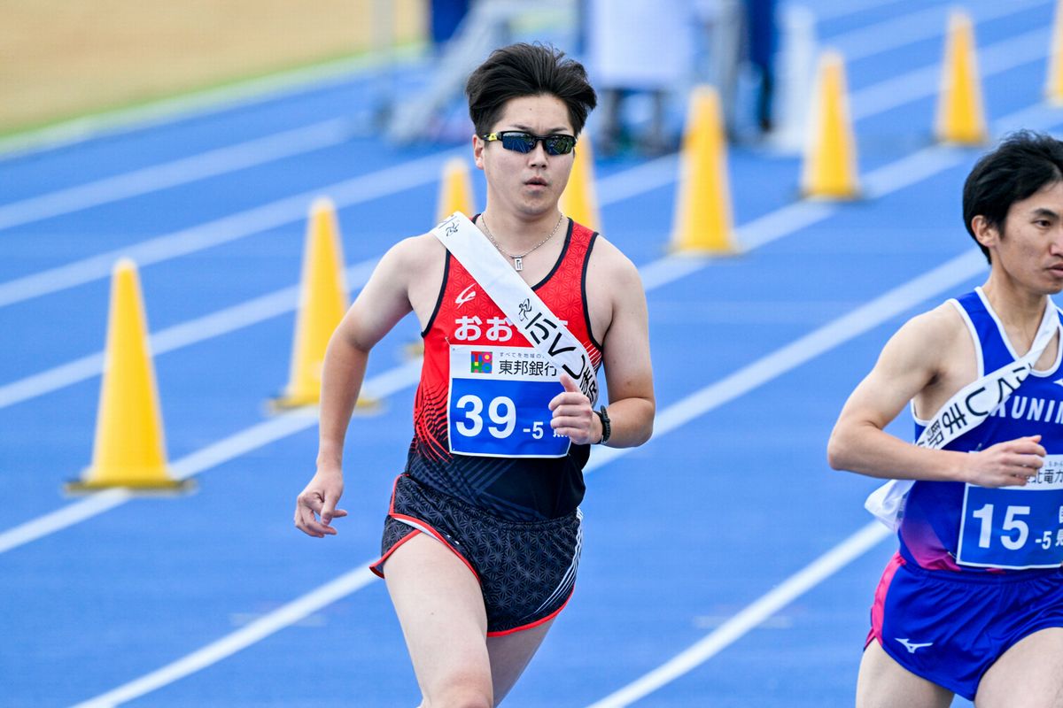 第5区（鏡石町・鳥見山陸上競技場内から須賀川市役所内）6.4kmを走る吉田選手。