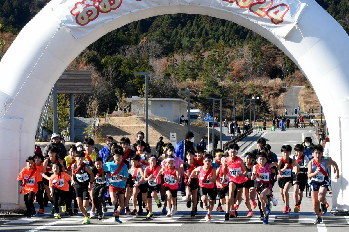 おおくま駅伝2024が12月15日に大川原地区で開催されました。昨年は13年ぶりの開催で、雨や雪の厳しい天候でしたが、今年は快晴に恵まれ、出場者たちは学び舎ゆめの森周辺を元気に駆け抜けました。写真は小学生の部のスタート直後の様子です。