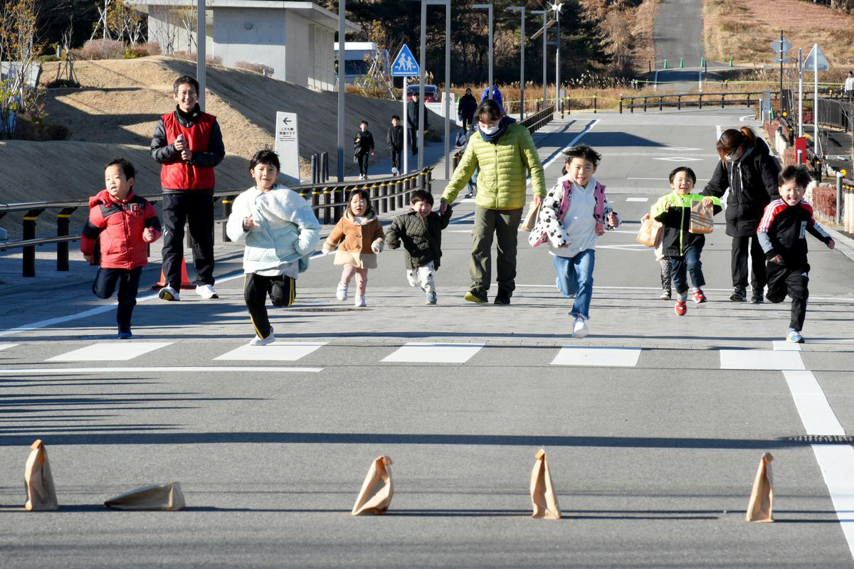 レース前のイベントを楽しむ子どもたち。
