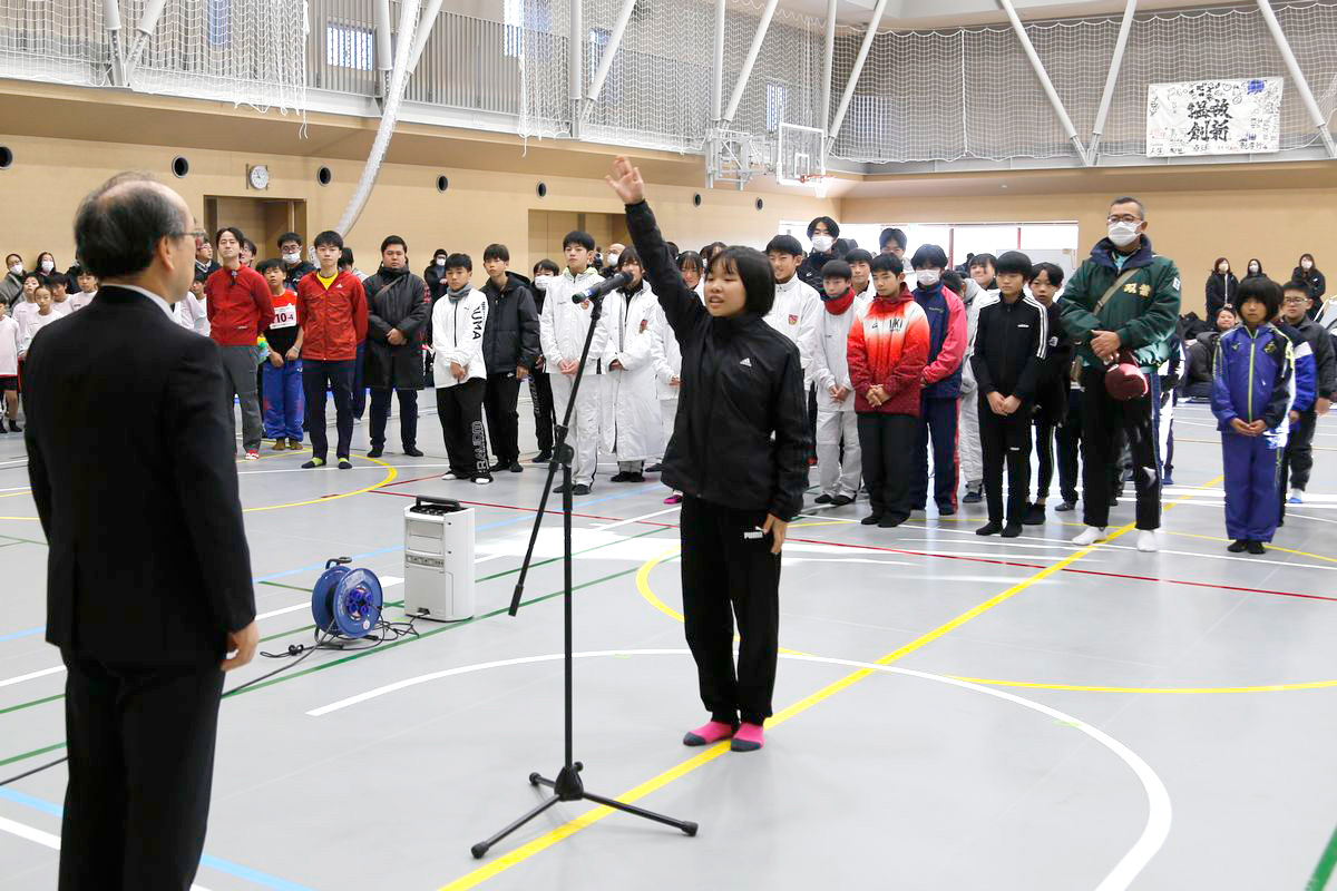 開会式の選手宣誓で、わたなべランニングクラブの橋本主将が「ここに集まった仲間たちは、全力で走り抜き、タスキをつなぎます。そして、仲間と笑顔で楽しみます。走ること、駅伝が大好きです。今日は全力で駆け抜けます」と、誓いの言葉を述べました。
