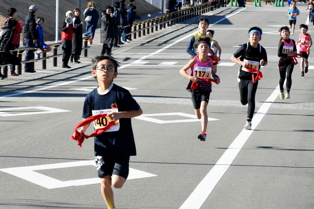 中継所まであと少しです。選手たちはタスキを握りしめ、続々とやってきます。