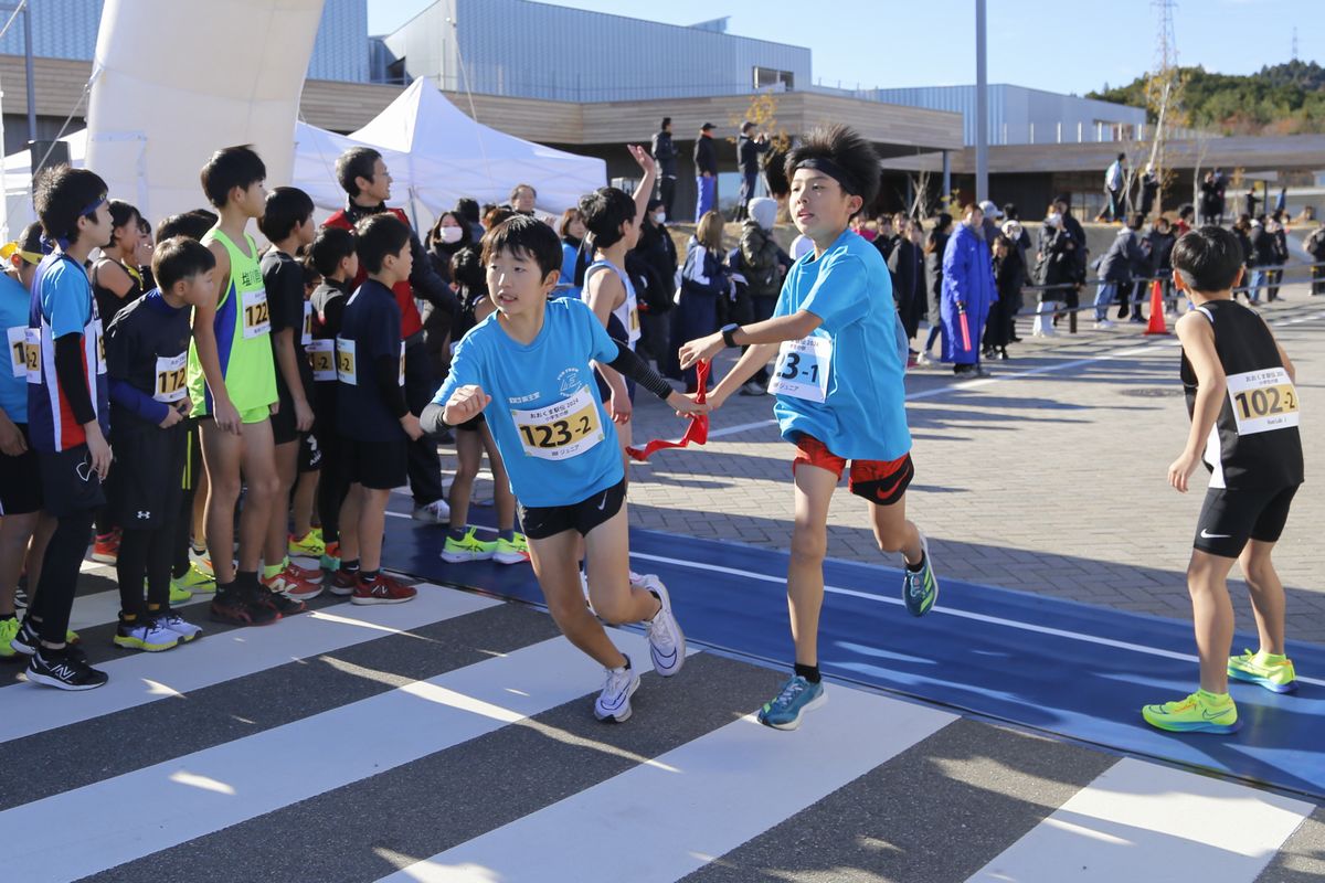 中継所では、第1区間の選手から第2区間の選手にタスキが渡されます。