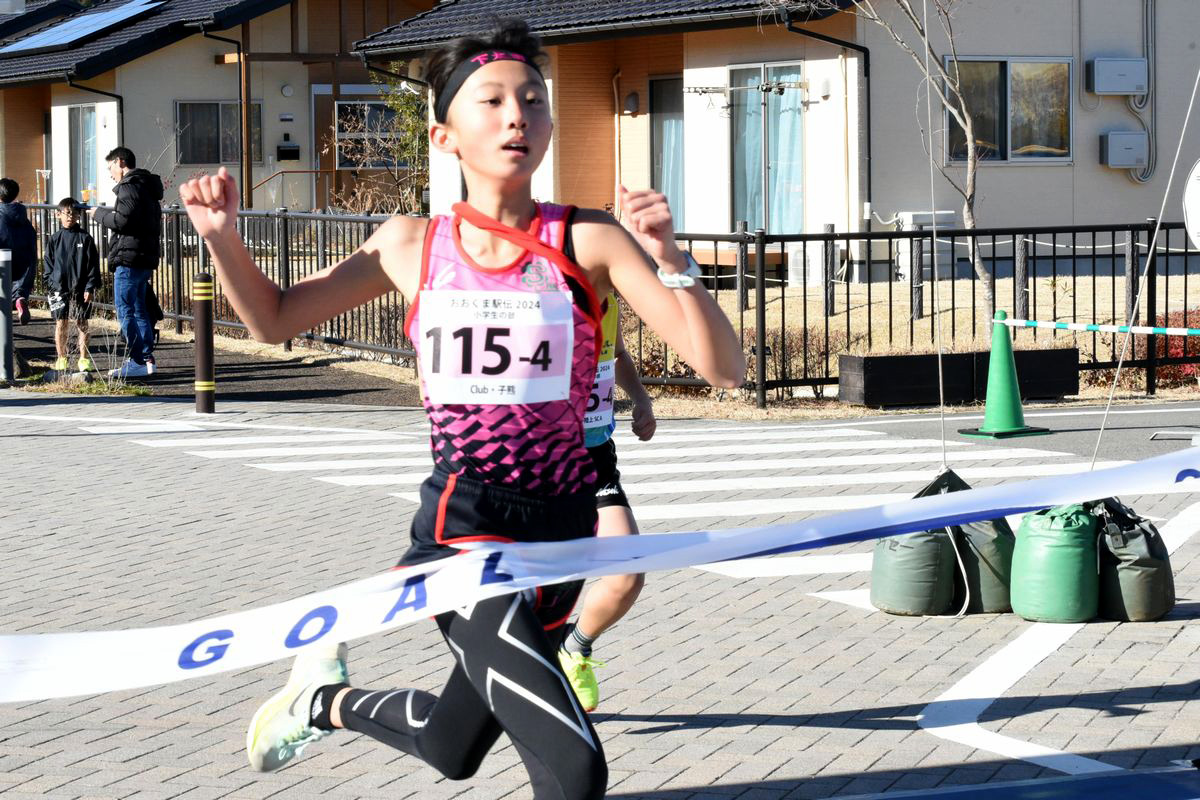 ゴールテープ直前まで接戦が続いた第4区間の選手たち。