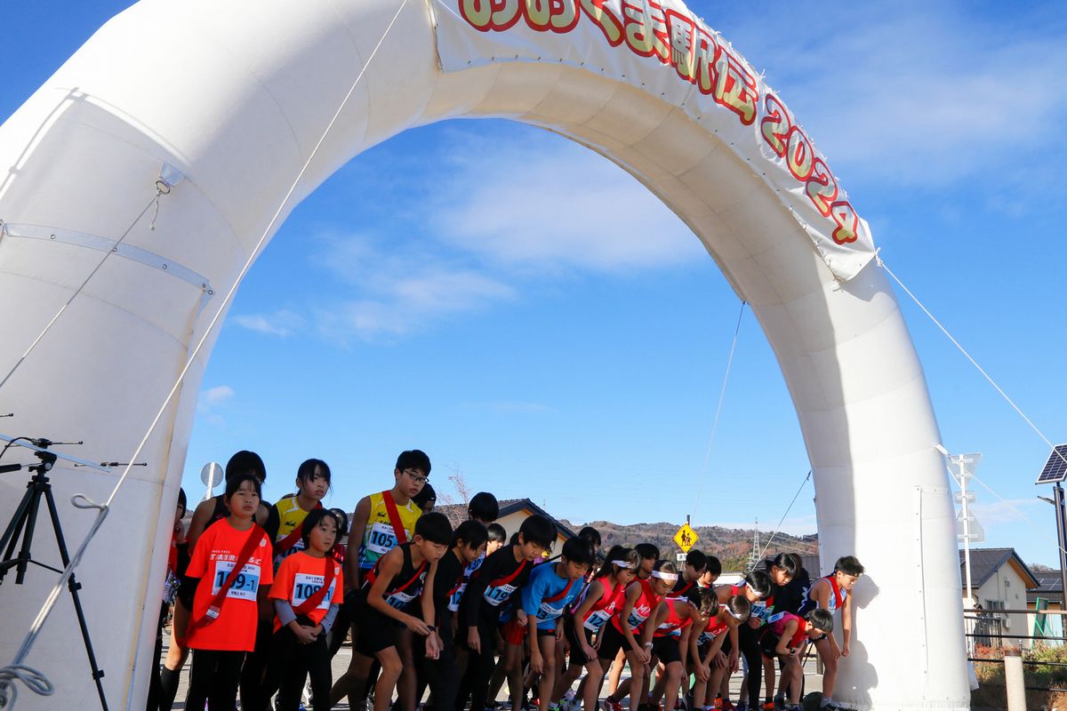 当日は町内外から小学生の部36チーム、一般の部41チーム、合計317人が出場しました。小学生の部は1.5km、一般の部は2kmを1チーム4人で周回し、タスキをつなぎました。写真は、小学生の部のスタート前の様子です。