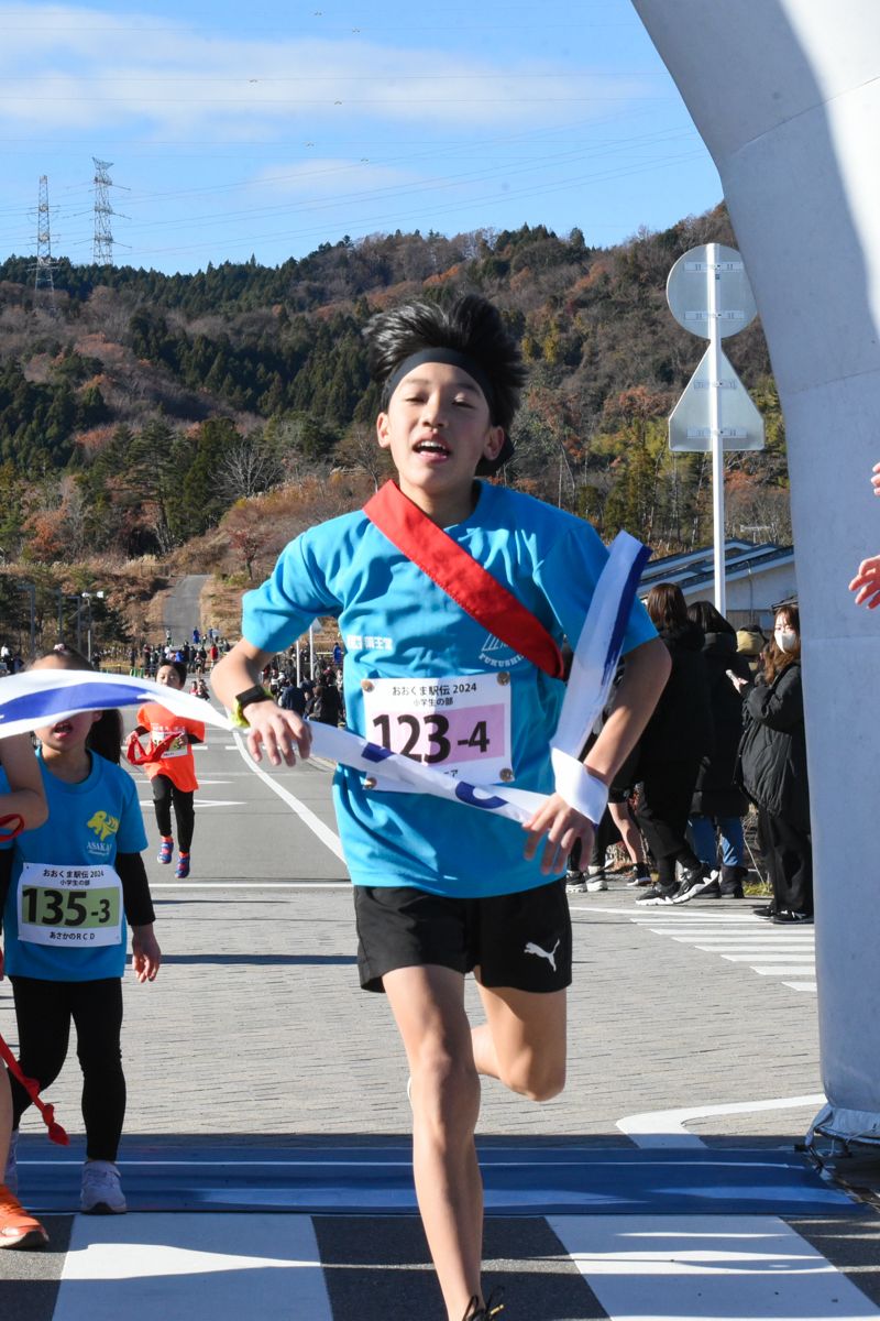 小学生の部1位でゴールするIIIFジュニアの選手。