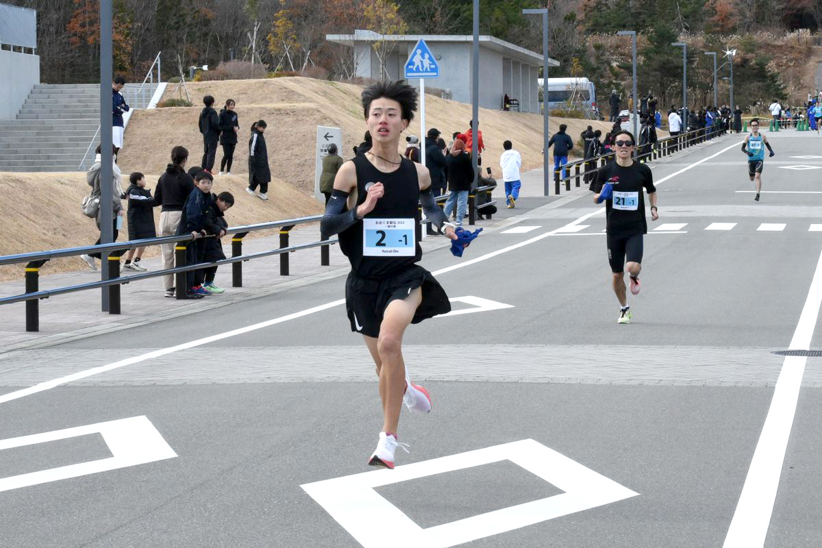 中継所が目の前に迫っている直線コースでは、選手たちが最後の力を振り絞り、全力で走ります。