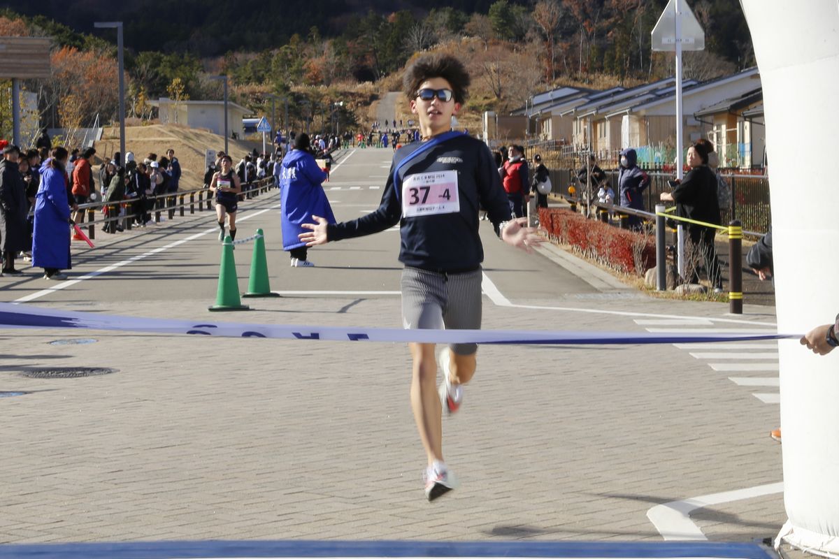 一般の部1位でゴールする広野町駅伝チームAの選手。