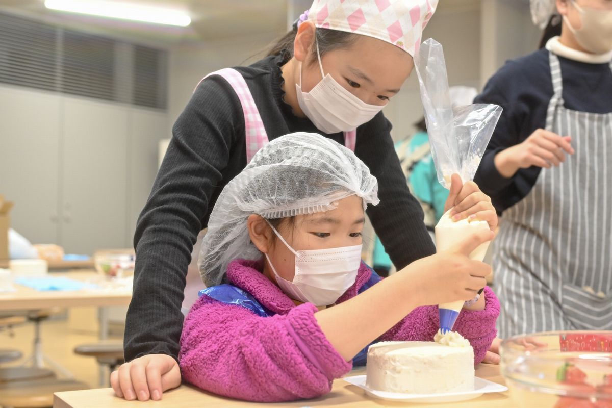 子どもたち同士が教え合う場面が見られた飾り付けの様子