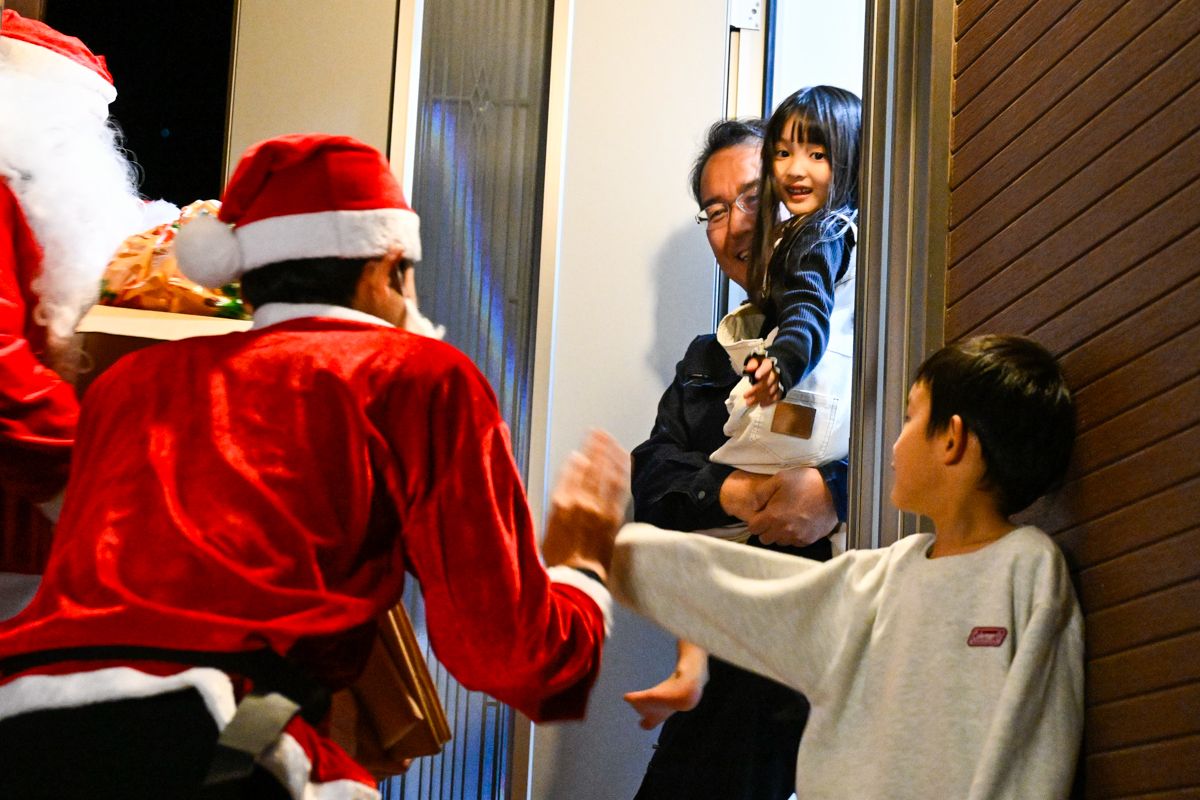 突然の訪問に驚く子どもたち