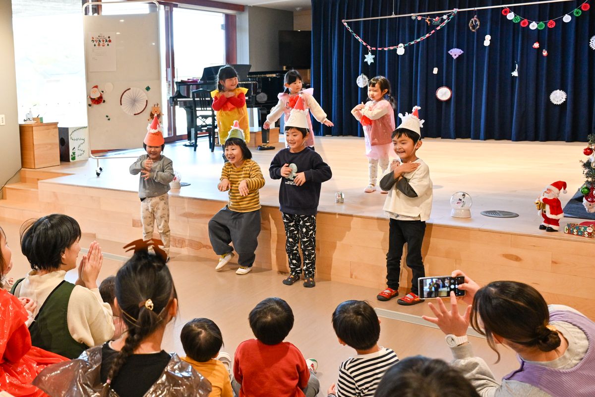 練習の成果を堂々と披露する子どもたち