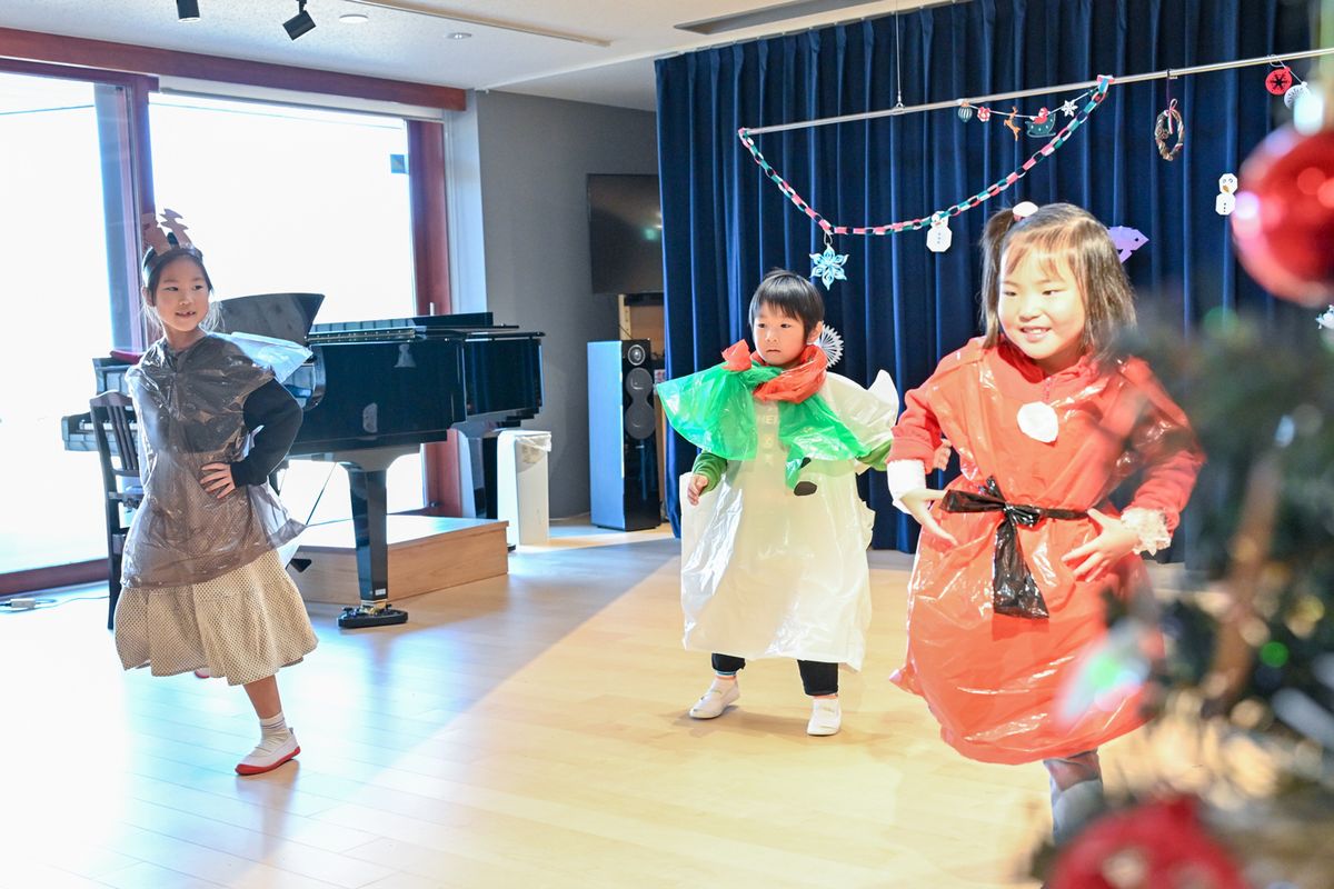 衣装を身に着けリズムに合わせて踊る子どもたち