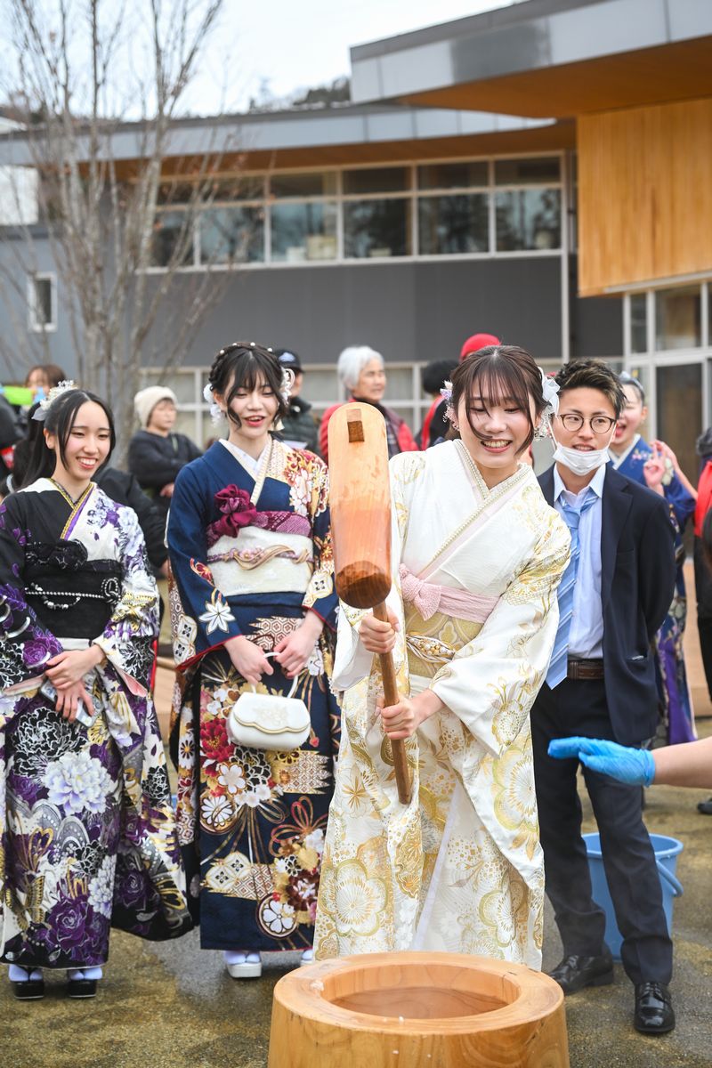 二十歳の成人式の出席者たちが杵を振りました