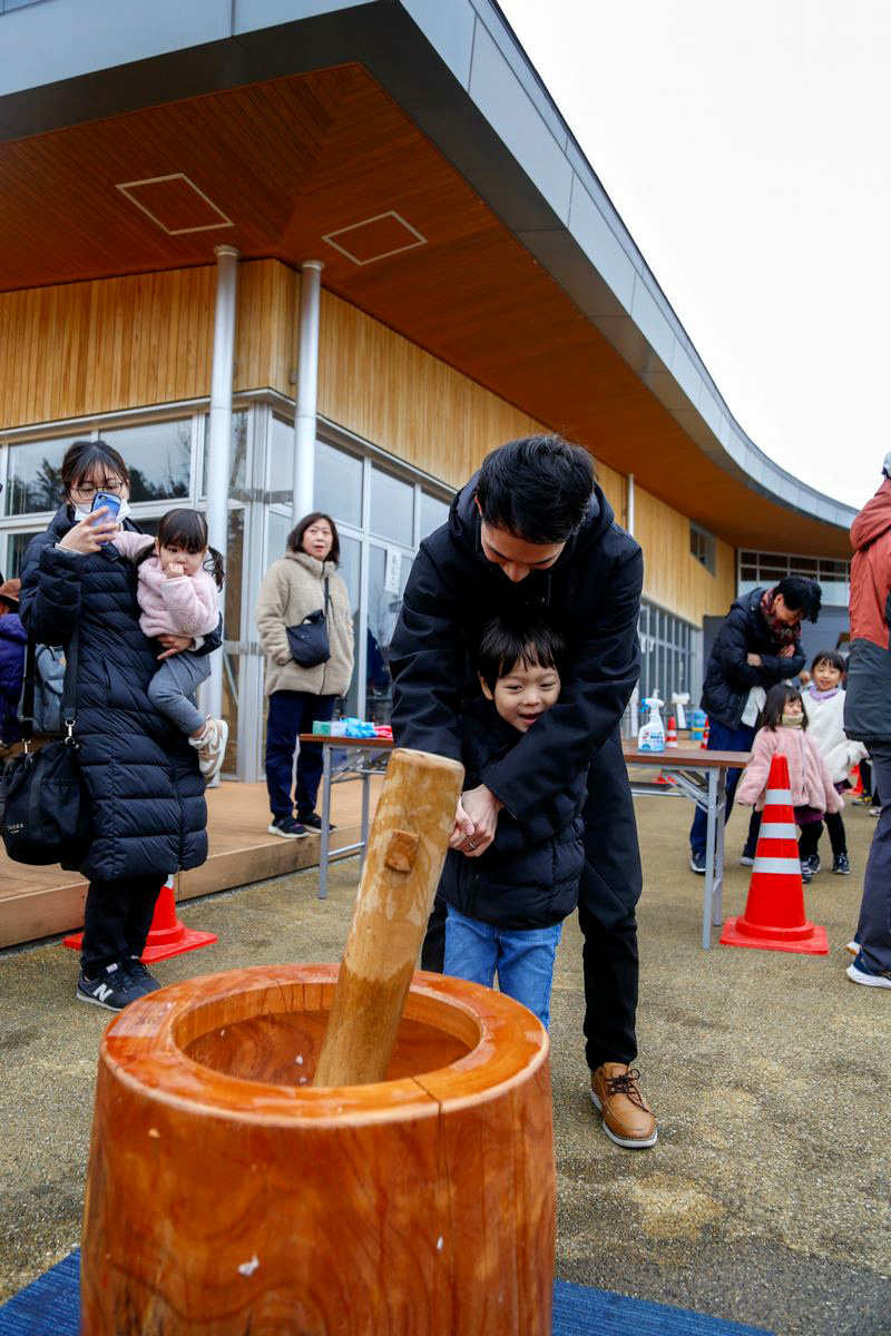 親子で餅つきを楽しみました