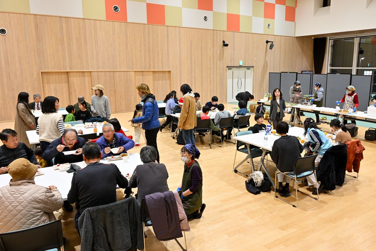 食事を楽しむ参加者ら