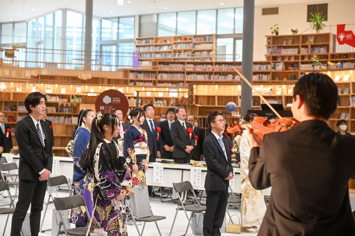生演奏の音楽に合わせて、国家を斉唱する参加者の皆さん。