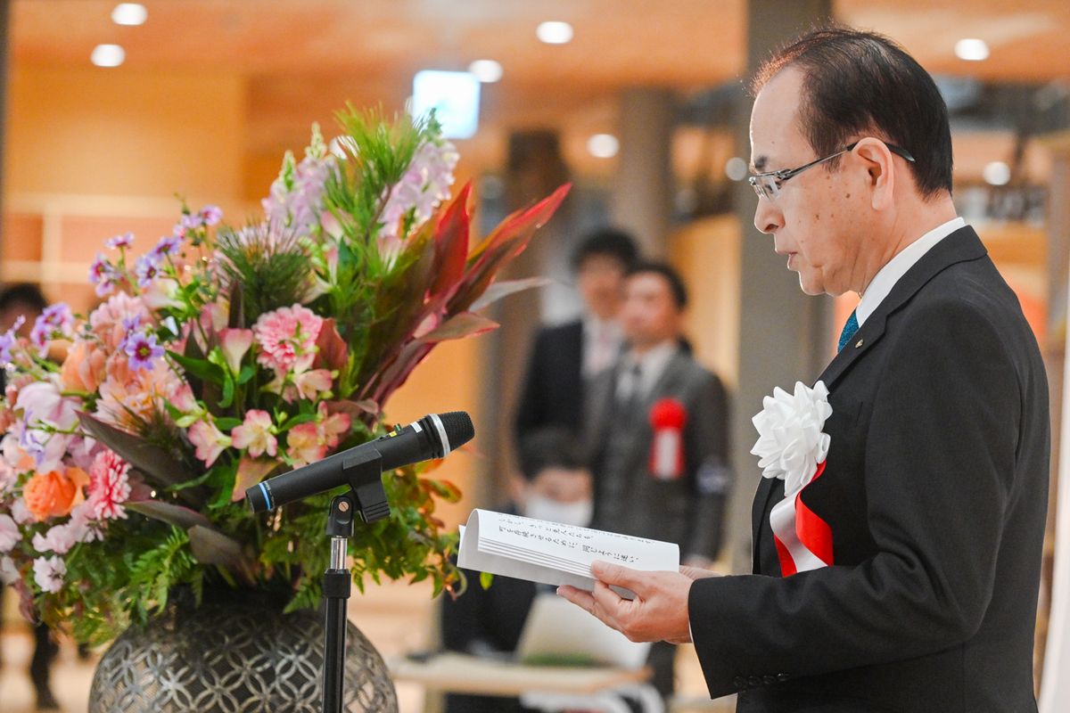 吉田淳町長は「挑戦と思考錯誤を重ねながら、日々変化する時代を生き抜いてください」と式辞を述べました。