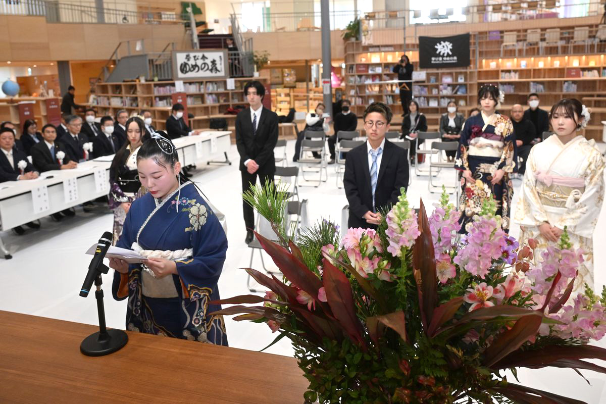 厳かな雰囲気の中、成人の誓いが堂々と行われました。
