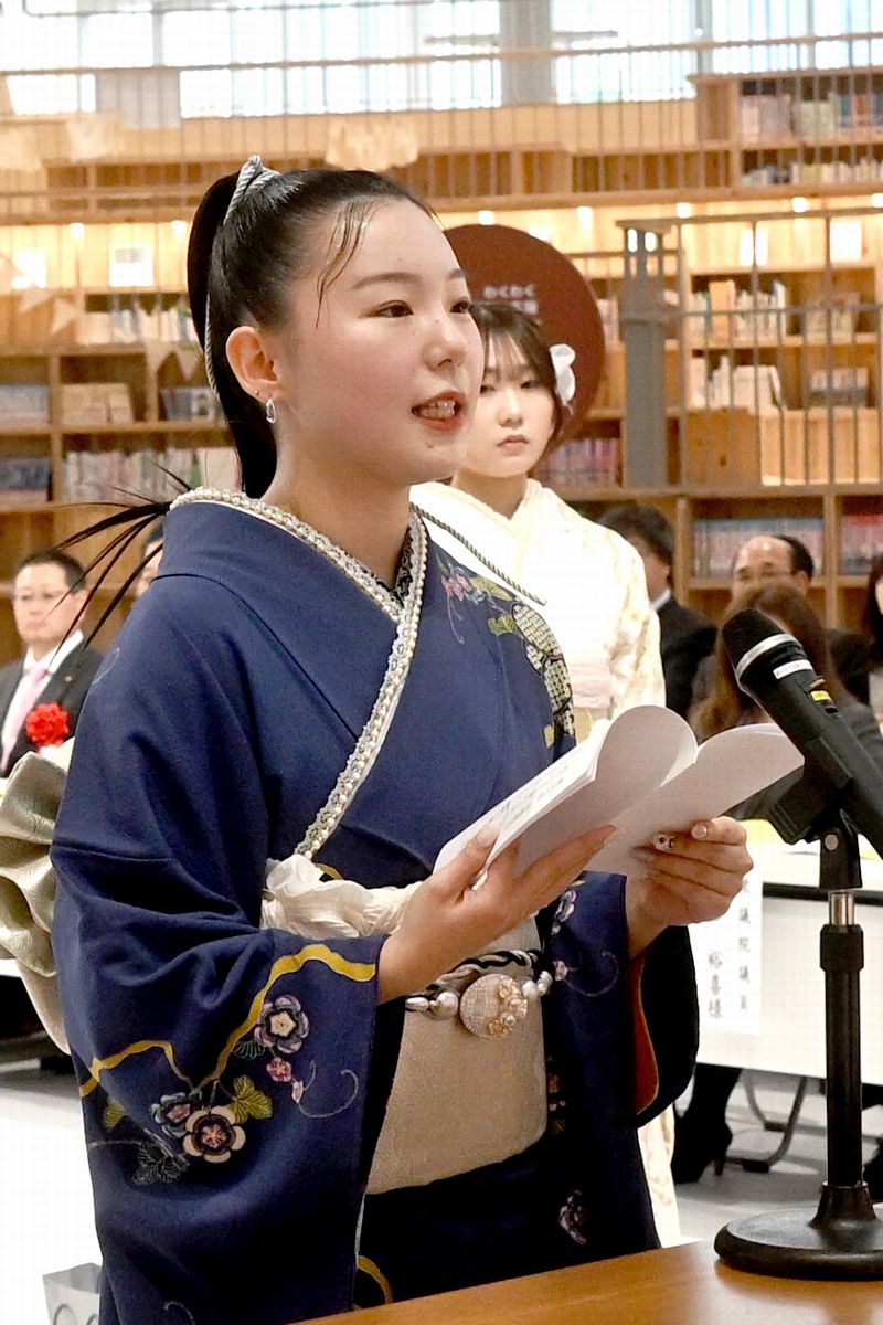 成人の誓いの言葉を述べる代表者は、「皆が帰って来たいと思い、いつでも帰って来たときに震災前の懐かしい記憶を思い出せるような町にできるよう、力になりたい」と述べました。
