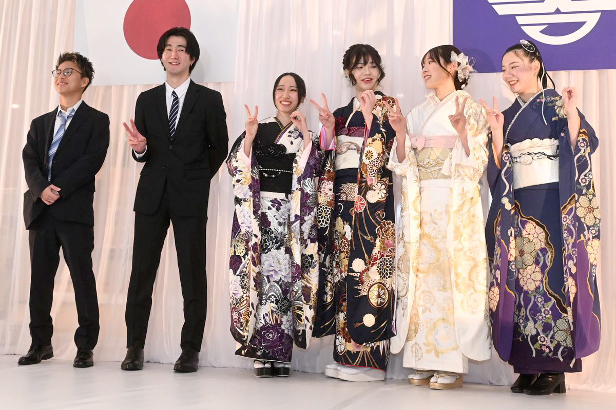 式典終了後、笑顔で写真のリクエストに応じる出席者たち。