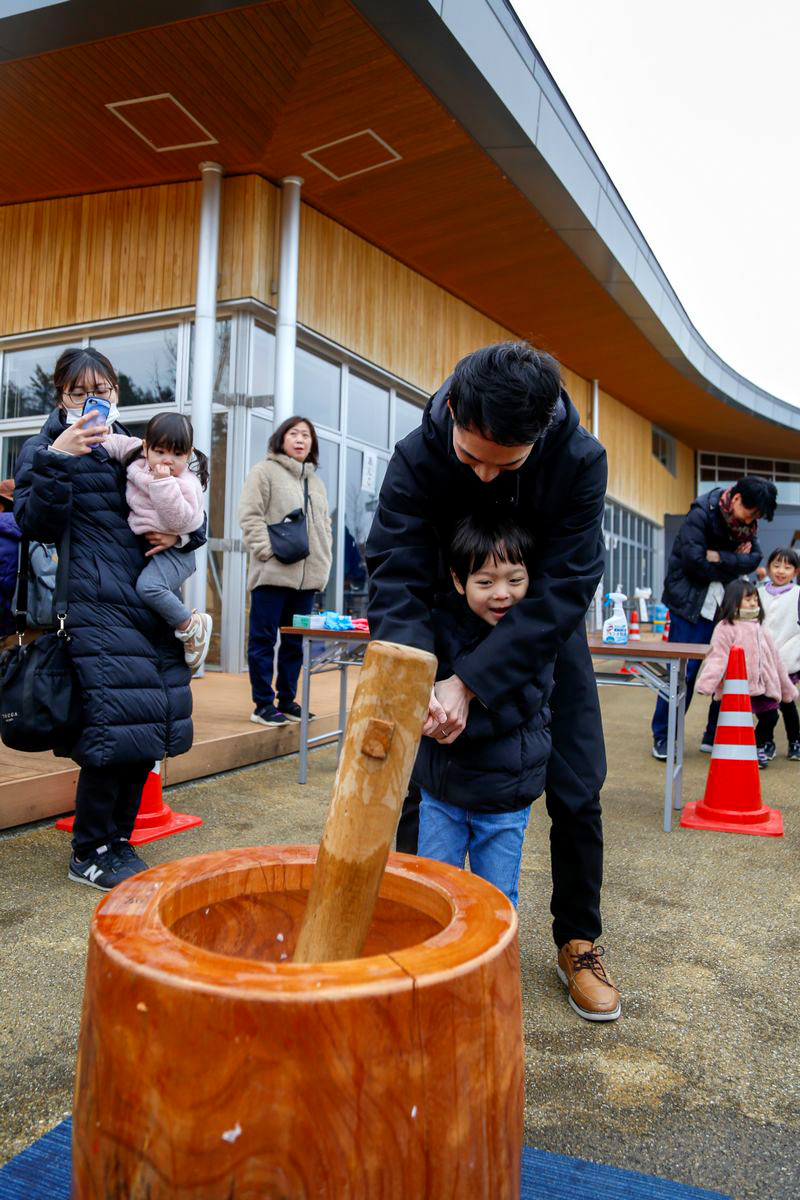 会場には5つの臼が用意され、午前と午後の2回餅つきが行われました。