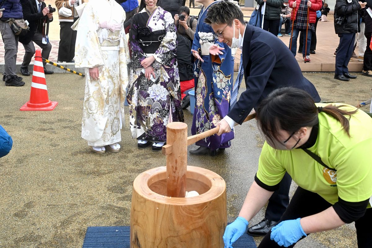 二十歳の成人式の出席者らが杵を振るい、イベントを盛り上げました。