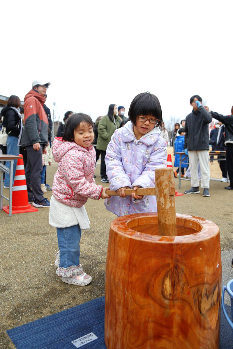 参加した子どもたちは、小さな手で杵を握りしめ、力を合わせて振り上げます。