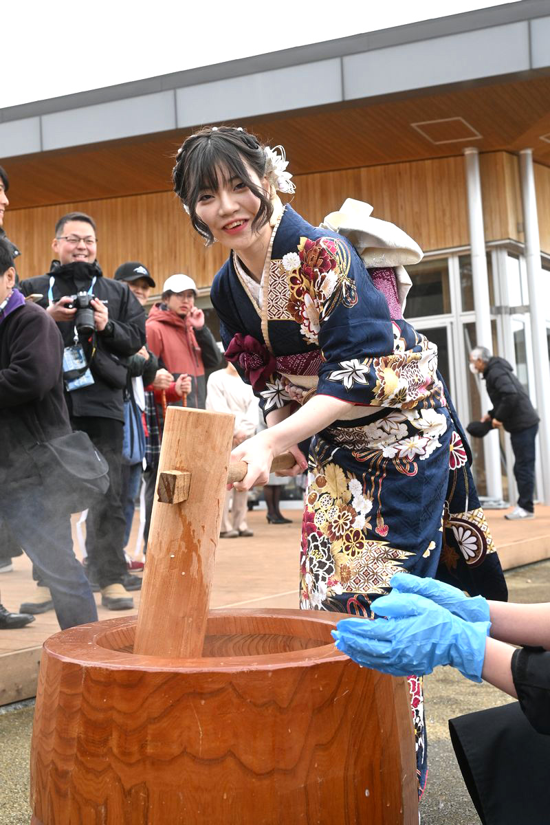 同日開かれた大熊町二十歳の成人式の出席者も、もちつきに参加しました。