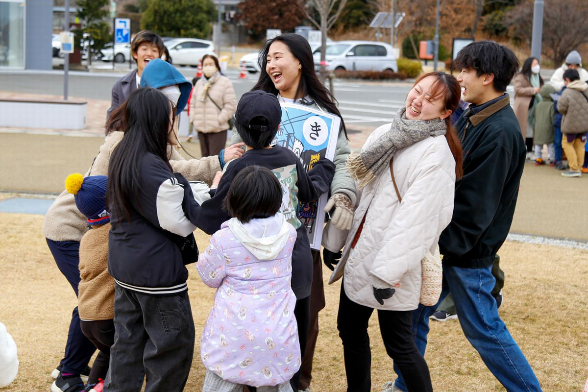役場前広場では、参加者たちが色とりどりの札を目指して、元気いっぱいに走り回ります。大声で笑い合いながら、友達や家族と一緒に競い合いました。