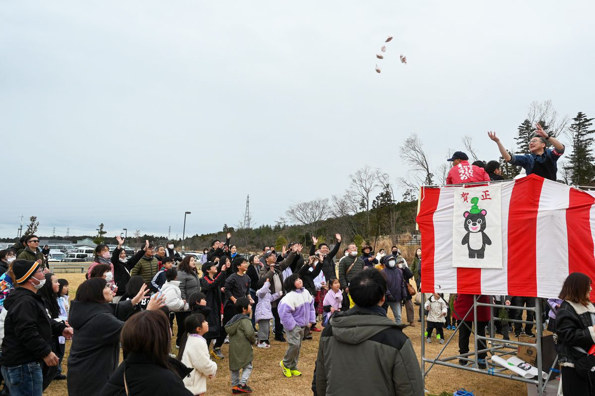 最後に行われた抽選券付きの餅まきは、大人も子どもも大いに盛り上がり、町内には歓声と笑い声が響き渡りました。