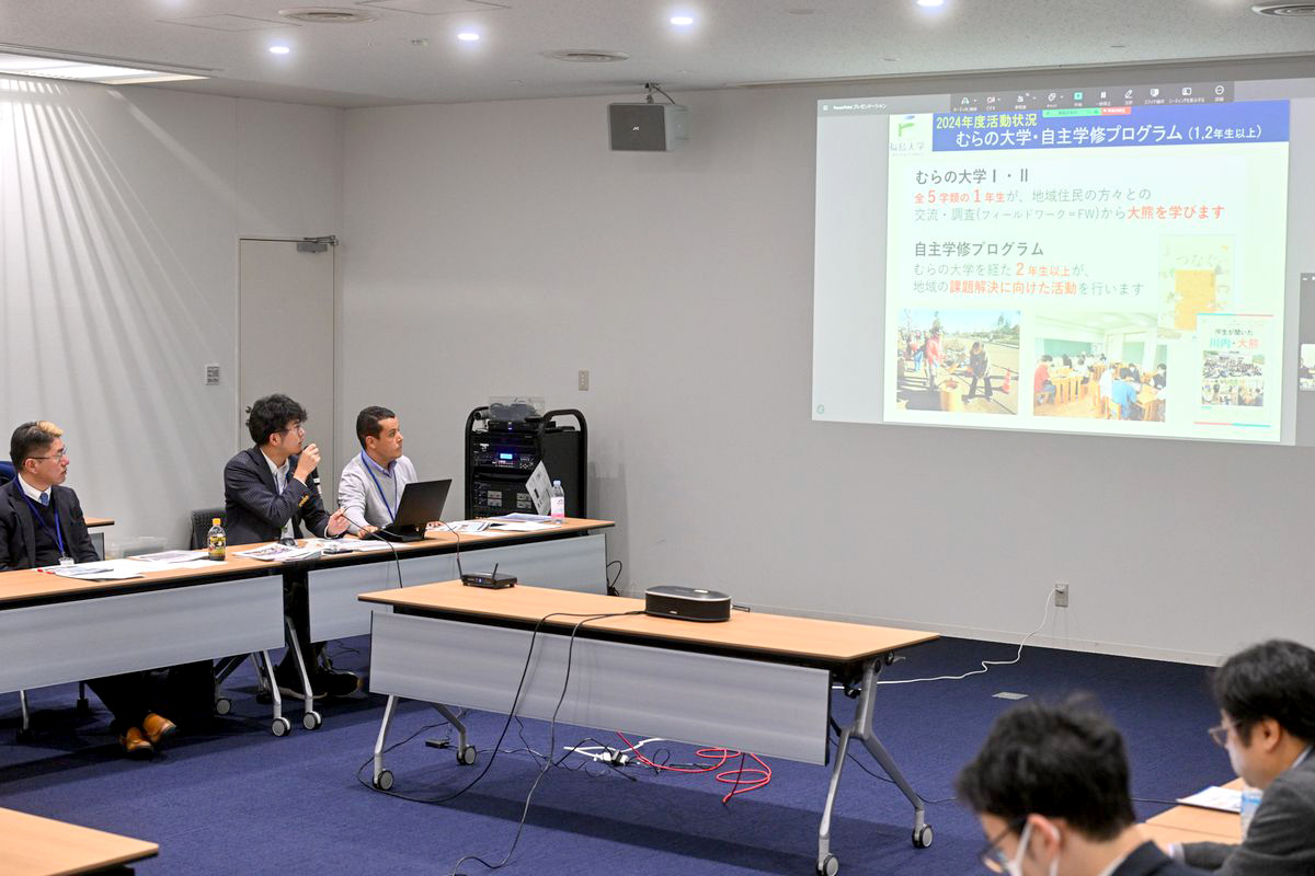事業報告をする各校の発表者