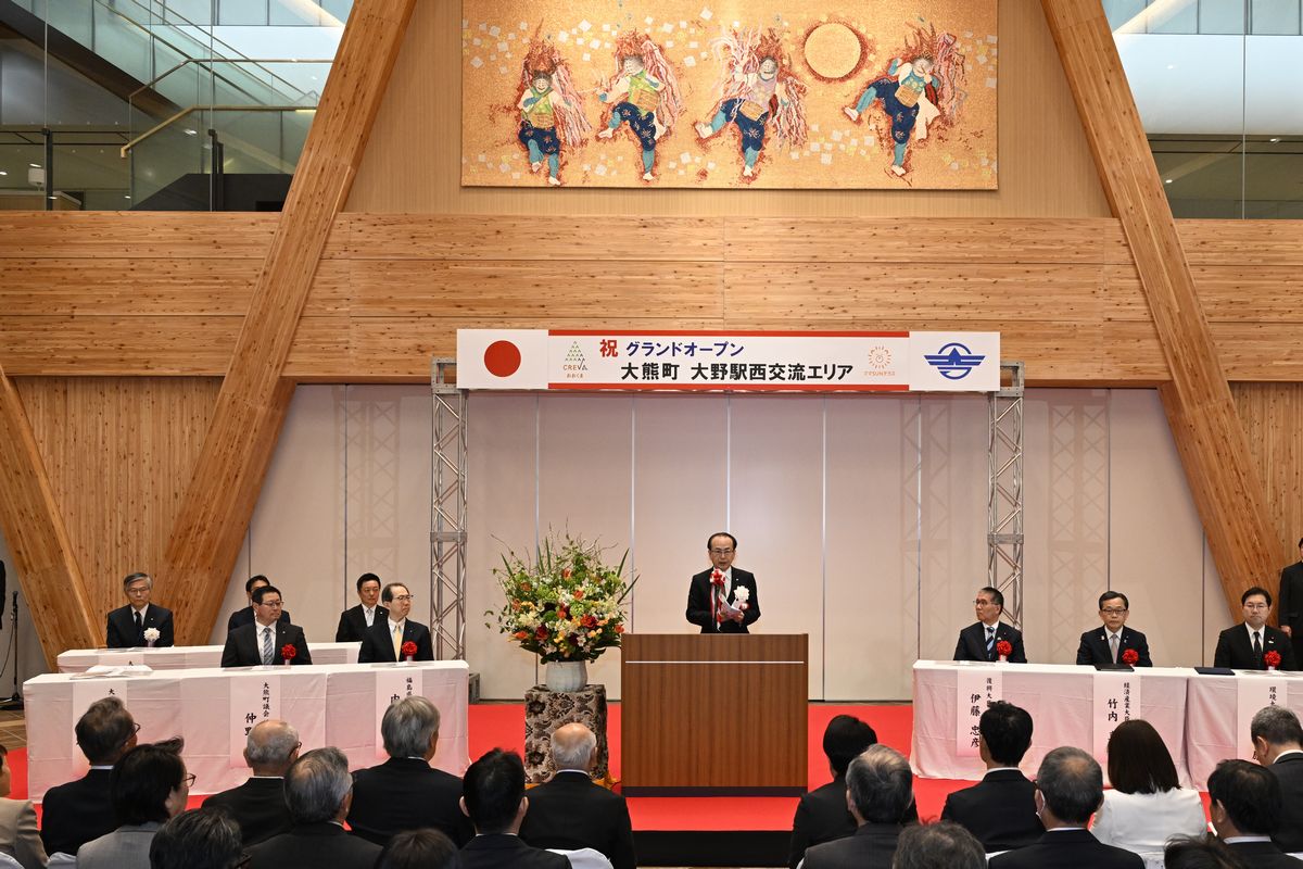 式辞を述べる吉田町長（中央）